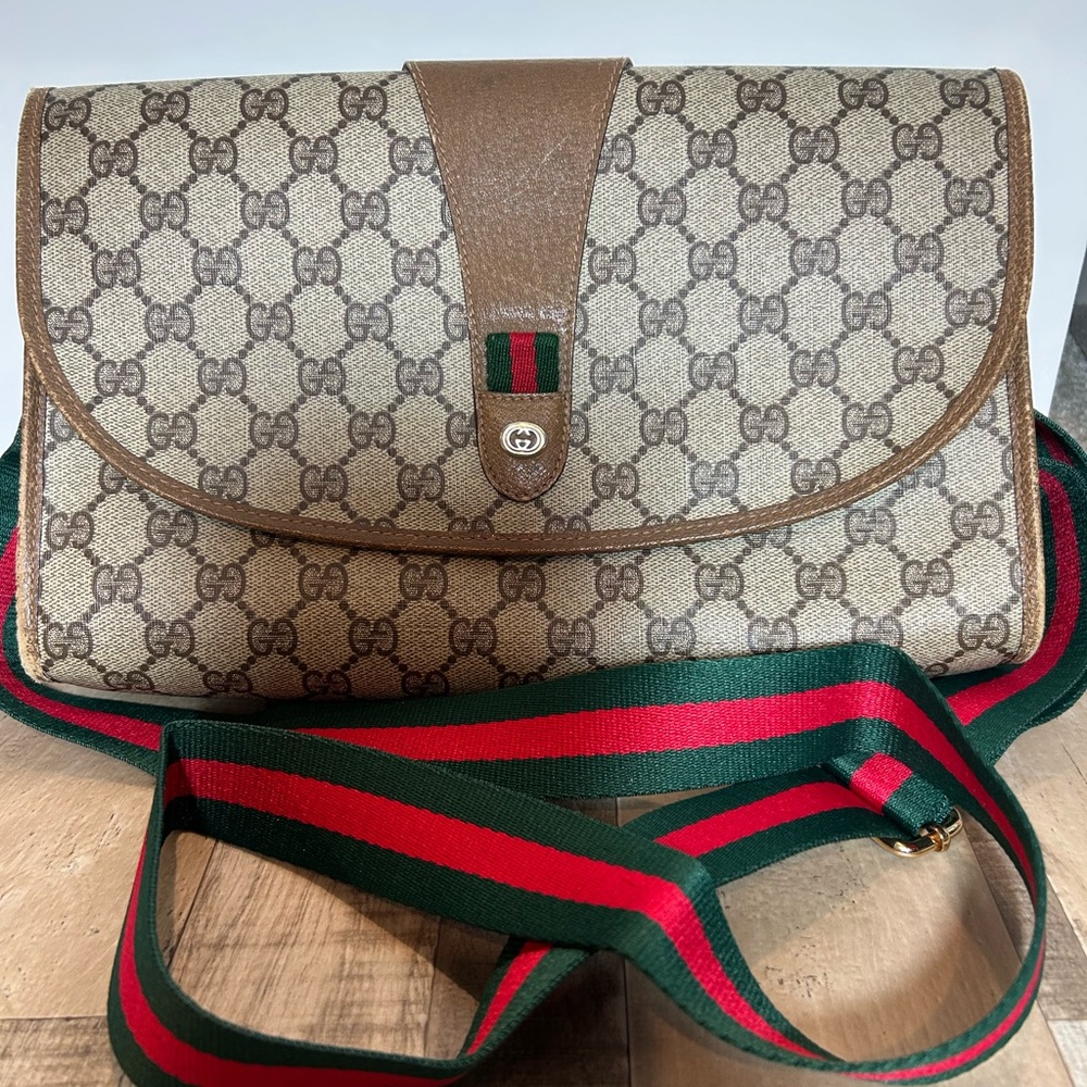 Gucci 89 01 031 Vintage GG Sherry Line Canvas Bag with Modern Red Green Strap